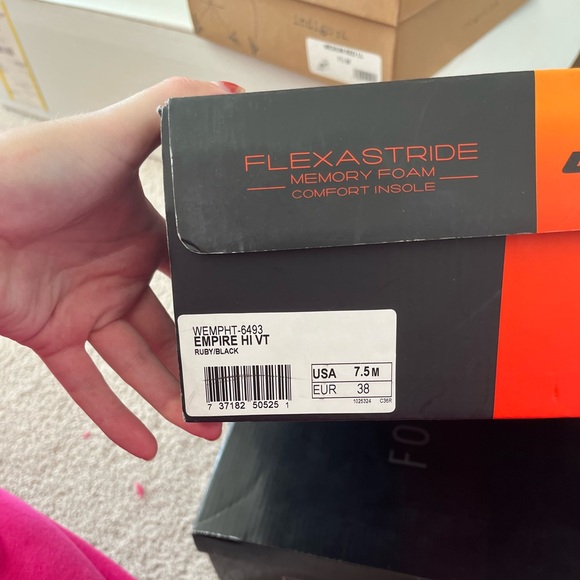 Lugz women’s red work boots - Picture 3 of 3